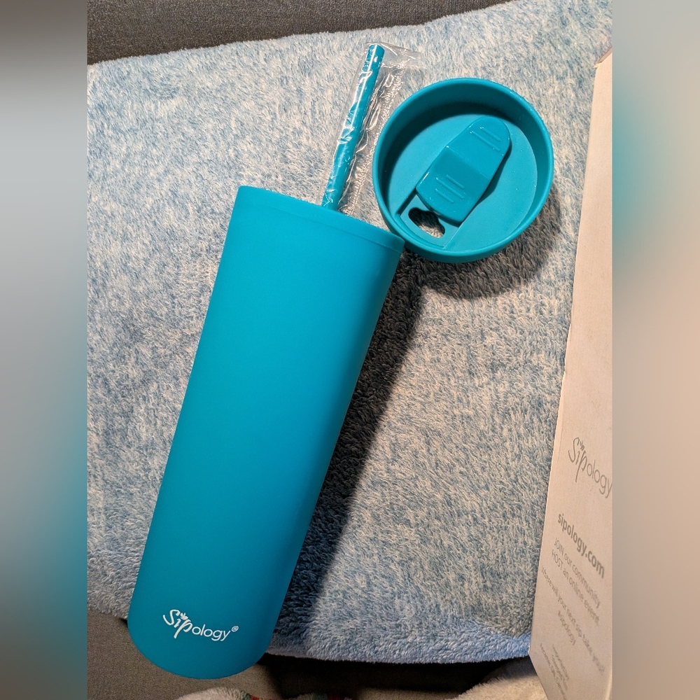 Sipology Slim Sip Iced Tea Tumbler in Teal Blue Brand New For Cold Beverages